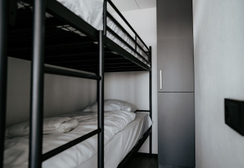 Moderne stapelbedden en kast in een kamer van de Houseboat Havenlodge Plus in Marina Uitgeest, Nederland.