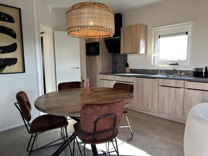 Comedor moderno y cocina en Zonneweelde Lodge Deluxe en Camping Zonneweelde, Países Bajos.