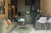 Moderne lodge woonruimte en keuken in Veluwe Suite met sauna op Camping Samoza in Nederland.