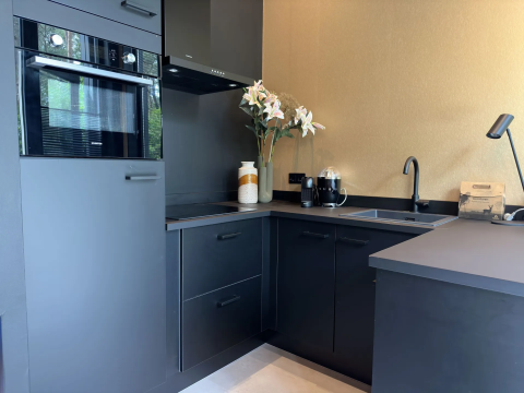 Moderne Küchenzeile in der Veluwe Suite mit Sauna im Camping Samoza, Niederlande, stilvolles Design.