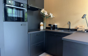 Modern keukentje in Veluwe Suite met sauna op Camping Samoza, Nederland, met strak en sfeervol design.