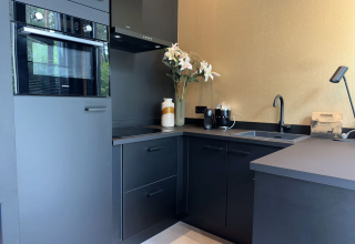 Moderne keuken in de Veluwe Suite met sauna bij Camping Samoza, Nederland, strak en stijlvol interieur.