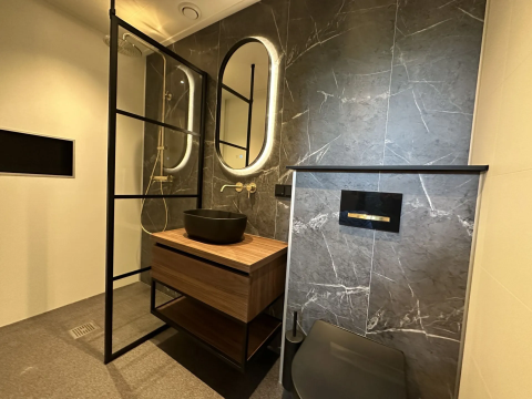 Modernes Badezimmer in der Veluwe Suite mit Sauna auf Camping Samoza, Niederlande, elegantes Design.