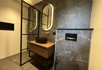 Bagno moderno in Veluwe Suite con sauna al Camping Samoza, Paesi Bassi, design elegante e moderno.