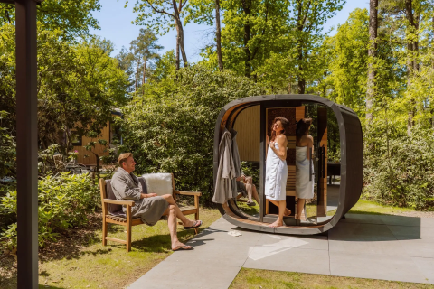 Buiten ontspannen bij Veluwe Suite met sauna op Camping Samoza in Nederland met twee mensen in badjas.