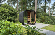 Moderne buitensauna bij Veluwe Suite op Camping Samoza in Nederland te midden van het groen.