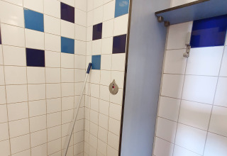 Douche avec carreaux bleus et blancs et une serpillière, tiny house Water bubbles à Marina Parcs Almere.