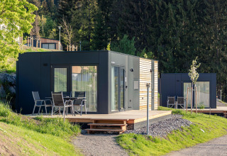 Moderne glamping-chalet i Nassfeld, Østrig, med udendørs terrasse og naturskøn udsigt til skov.