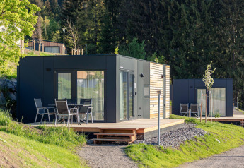 Chalet glamping moderno a Chalets & Glamping Nassfeld 2, Austria, con terrazza immersa nella natura.