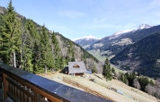 Blick von einem Balkon auf das malerische Alpenpanorama bei Chalet «Pirkach» in Österreich.