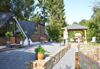 Udendørs område ved chalet 'Mise Au Vert' i Belgien med terrasse, havepavillon og frodig grøn natur.