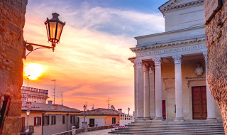 Ondergaande zon in San Marino