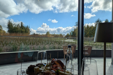 Uitzicht vanuit Chatillon 67 lodge in België, eten en drinken op tafel en natuur buiten het raam.