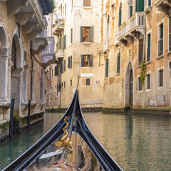 Vista desde una góndola en un canal estrecho rodeado de edificios antiguos en Cavallino, Véneto, Italia.