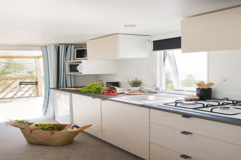 Cucina moderna nello chalet 'Vlaamse gaai' in Belgio con verdure fresche e arredi luminosi.