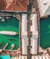 Vue aérienne d'un canal animé avec des bateaux près de Cavallino, dans la région de Vénétie, Italie.