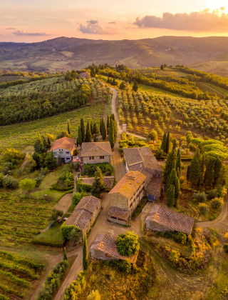 Pequeño pueblo de la Toscana, Italia