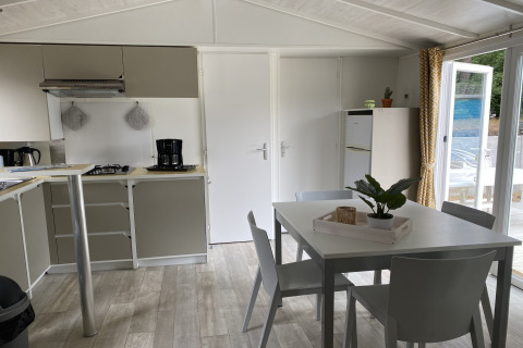 Cucina moderna e sala da pranzo luminosa con accesso alla terrazza al Verblijfpark Breebos 2 in Belgio.