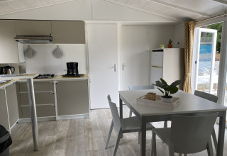 Cucina moderna e sala da pranzo luminosa con accesso alla terrazza al Verblijfpark Breebos 2 in Belgio.