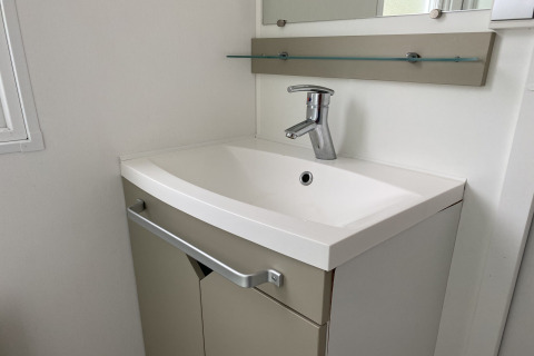 Lavandino moderno con specchio e mensola al lodge Verblijfpark Breebos 2 in Belgio, stile minimalista.