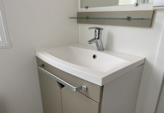 Lavandino moderno con specchio e mensola al lodge Verblijfpark Breebos 2 in Belgio, stile minimalista.