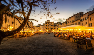 Torv om aftenen, Lucca, Toscana, Italien