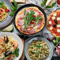 Spécialités italiennes comme pizza, pâtes et charcuterie autour de Tuoro sul Trasimeno, Ombrie, Italie