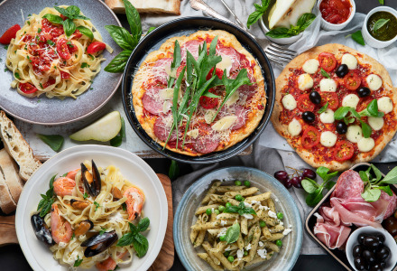 Heerlijke Italiaanse gerechten zoals pizza, pasta en vleeswaren nabij Tuoro sul Trasimeno, Umbrië, Italië