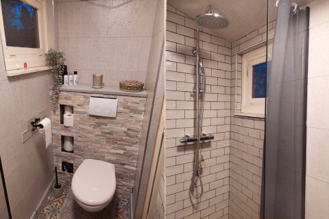 Baño en Casita La Luna, Bélgica, con inodoro moderno, nichos de almacenamiento y ducha con azulejos.