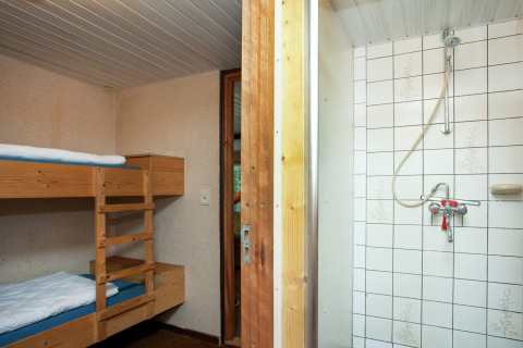 Habitación en Forest House the Squirrel en Bélgica, con literas y ducha separadas por una puerta.