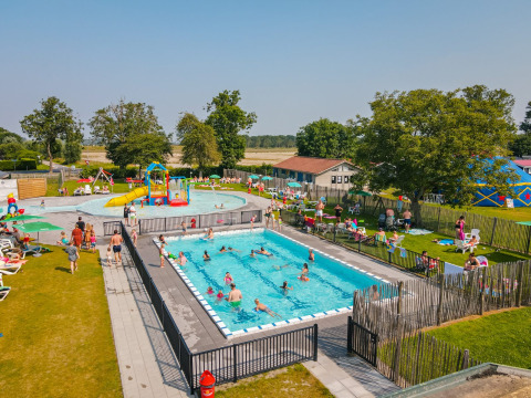 Piscina al aire libre y piscina infantil - Camping Zonneweelde - Nieuwvliet, Zelanda, Países Bajos.