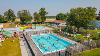Piscina al aire libre y piscina infantil - Camping Zonneweelde - Nieuwvliet, Zelanda, Países Bajos.