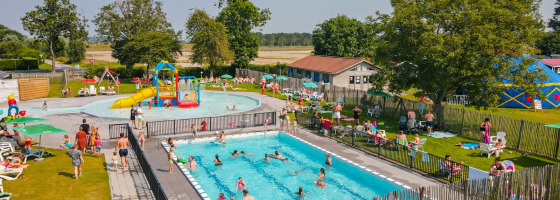 Piscina al aire libre y piscina infantil - Camping Zonneweelde - Nieuwvliet, Zelanda, Países Bajos.