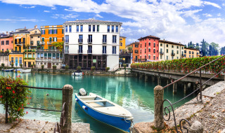 Casas rurales de colores Peschiera del Garda, Lago de Garda, Italia