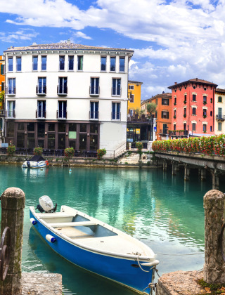 Cottage colorati Peschiera del Garda, Lago di Garda, Italia