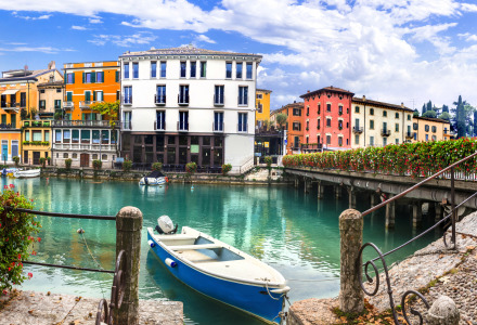 Casas rurales de colores Peschiera del Garda, Lago de Garda, Italia