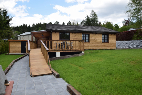 Vakantiehuis Famenne met houten terras, oprit en gazon, gelegen in een groene, rustige omgeving.