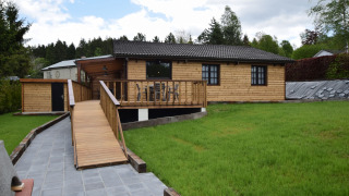 Vakantiehuis Famenne met houten terras, oprit en gazon, gelegen in een groene, rustige omgeving.