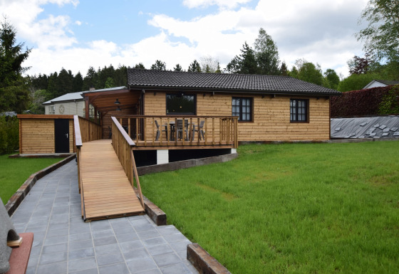 Vakantiehuis Famenne met houten terras, oprit en gazon, gelegen in een groene, rustige omgeving.