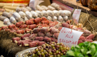 Puesto de mercado con salami y aceitunas en Italia