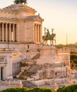 Foto detallada del icónico Monumento a Vittorio Emanuele II en Roma al atardecer, Italia.