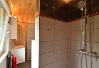 Modernes Badezimmer im Le Chalet Chaleureux B in Belgien mit Dusche, Fliesen und Holzdecke.