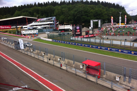 Blick vom Chalet Les Muguets auf die Rennstrecke Circuit de Spa-Francorchamps in Belgien mit Rennwagen.