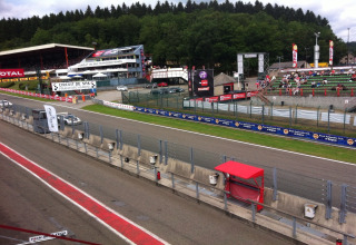 Blick vom Chalet Les Muguets auf die Rennstrecke Circuit de Spa-Francorchamps in Belgien mit Rennwagen.