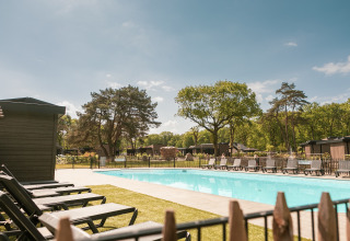 Freibad mit Liegestühlen - Soof Heuvelrug - Rhenen, Utrecht, Niederlande