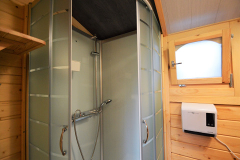 Cabine de douche moderne et murs en bois dans la salle de bain du chalet Le Chalet de Bioul en Belgique.