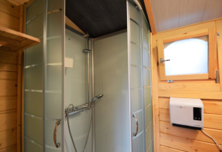 Cabine de douche moderne et murs en bois dans la salle de bain du chalet Le Chalet de Bioul en Belgique.