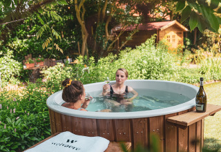 Gäste im Whirlpool unter den Bäumen - Soof Heuvelrug - Rhenen, Utrecht, Niederlande