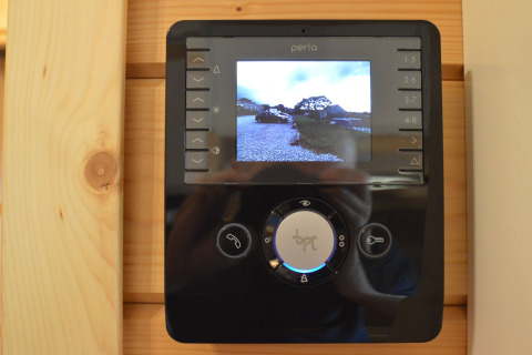 Interphone vidéo dans un chalet en bois à la lodge Le Chalet de Bioul en Belgique, affichant la vue extérieure.