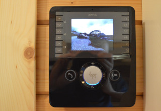 Interphone vidéo dans un chalet en bois à la lodge Le Chalet de Bioul en Belgique, affichant la vue extérieure.
